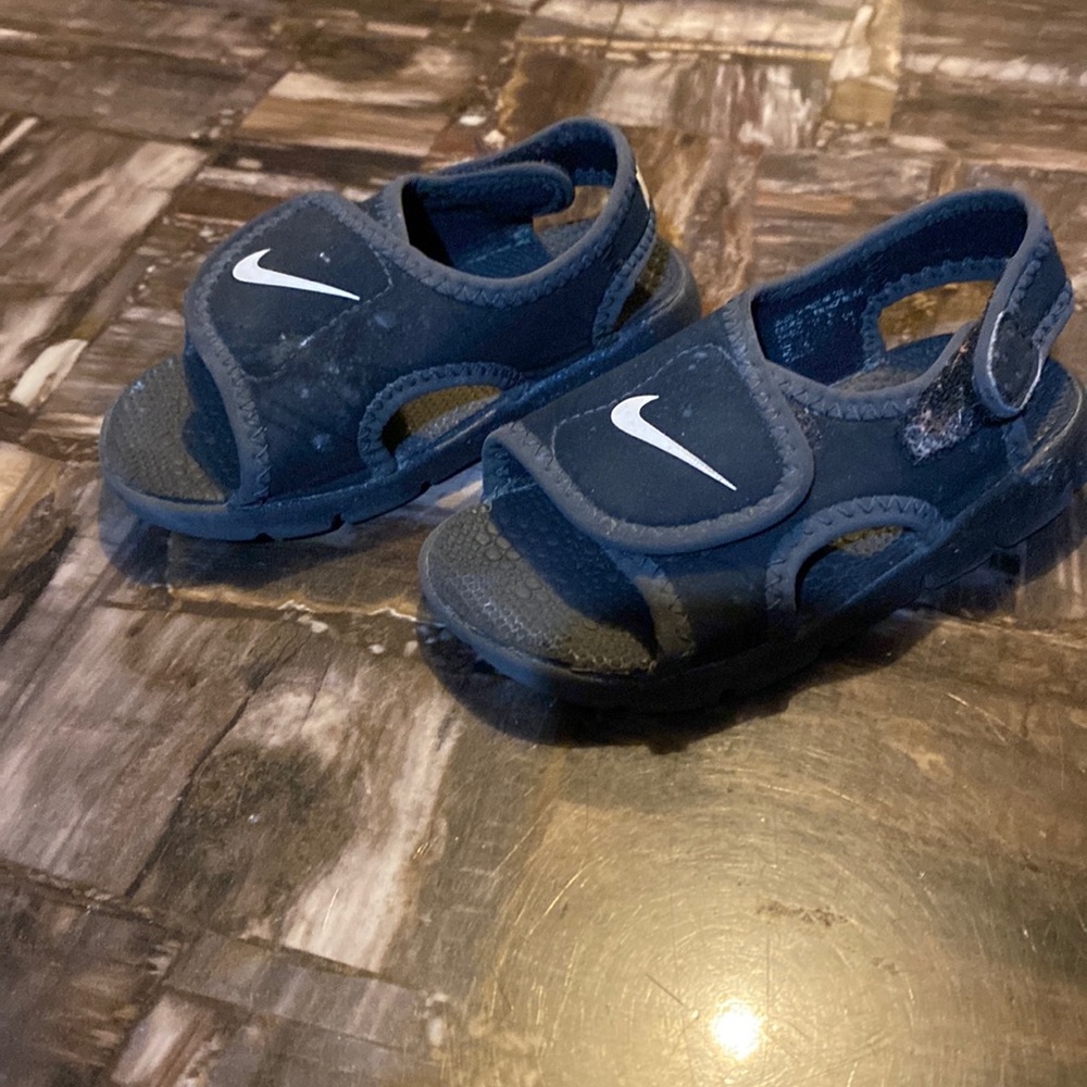 Toddler boys size 6 nike sandals
